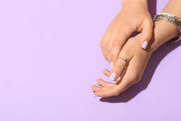 Mujer Con Hermosa Manicura Joyas Con Estilo Sobre Fondo Color — Foto de Stock