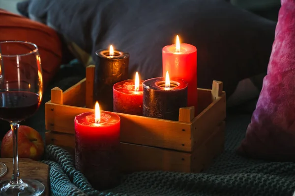 Krásné Hořící Svíčky Dřevěné Krabici Pohovce — Stock fotografie