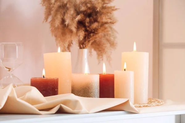 Hermosas Velas Encendidas Estante Sala Luz — Foto de Stock