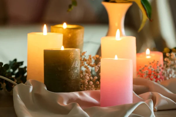 Brûler Des Bougies Sur Table Dans Chambre Noire — Photo