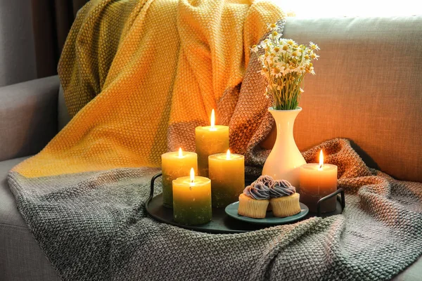 Tablett Mit Brennenden Kerzen Und Essen Auf Sofa Zimmer — Stockfoto