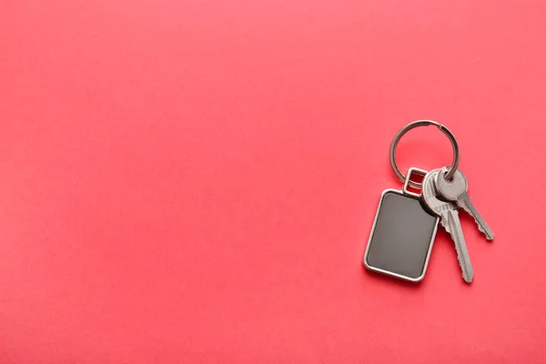 Schlüssel Mit Stilvollem Schlüsselanhänger Auf Farbigem Hintergrund — Stockfoto