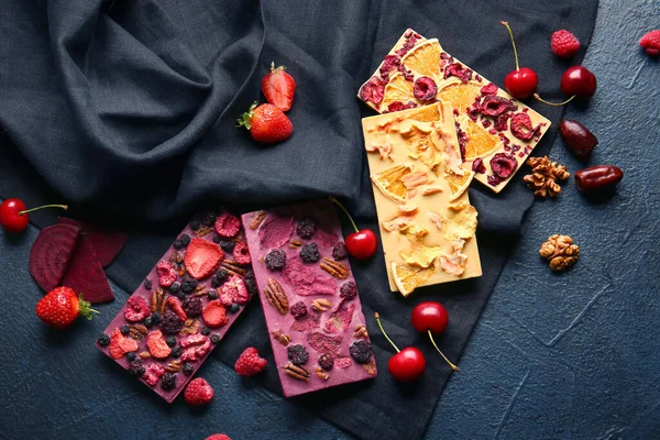 Barras Chocolate Hechas Mano Con Frutas Bayas Nueces Sobre Fondo — Foto de Stock