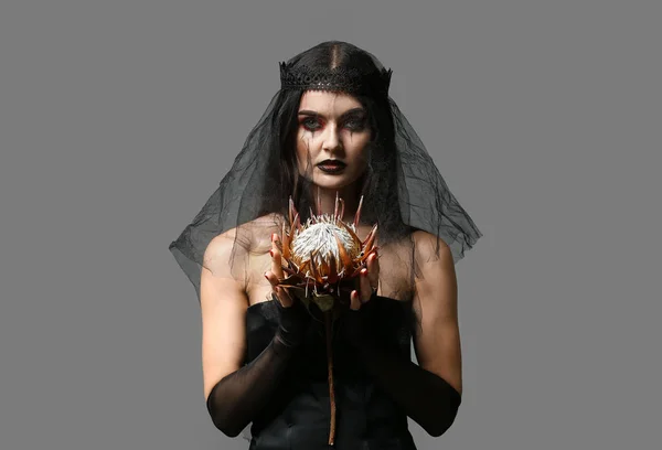 Schöne Frau Verkleidet Als Hexe Für Halloween Auf Grauem Hintergrund — Stockfoto