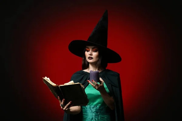 Fiatal Boszorkány Varázslat Könyv Sötét Háttér — Stock Fotó