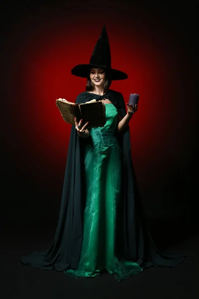 Fiatal Boszorkány Varázslat Könyv Sötét Háttér — Stock Fotó