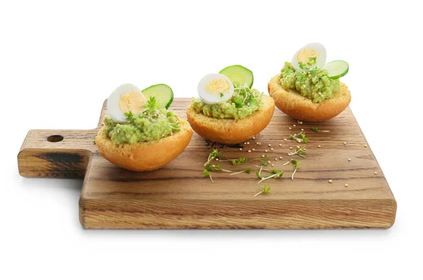 Lekkere Sandwiches Met Guacamole Komkommer Witte Achtergrond — Stockfoto