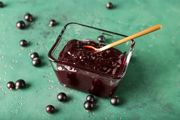 Чаша Вкусной Черной Смородиной Джем Цветном Фоне — стоковое фото