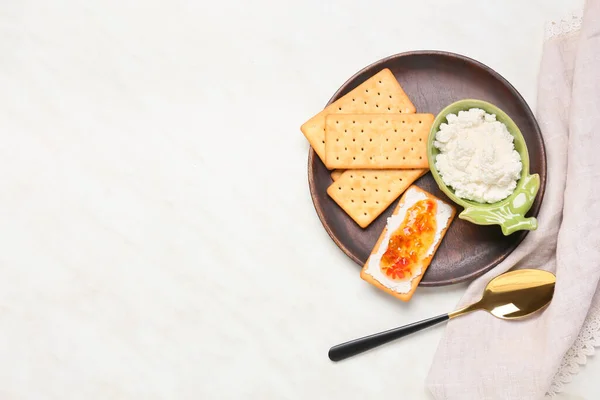 Heerlijk Ontbijt Met Crackers Jalapeno Peperjam Lichte Achtergrond — Stockfoto