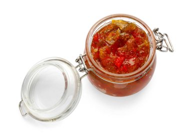 Beyaz arka planda lezzetli jalapeno reçeli ile kavanoz