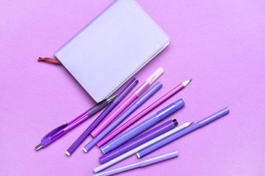 Renk arkaplanı üzerindeki kırtasiye seti