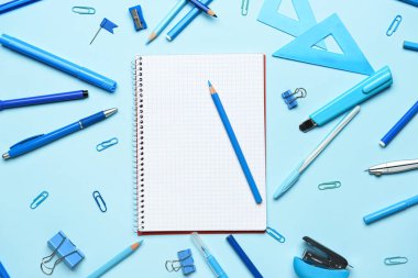 Renk arkaplanı üzerine boş defter ve kırtasiye seti