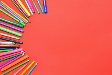 Renk arkaplanı üzerindeki kırtasiye seti