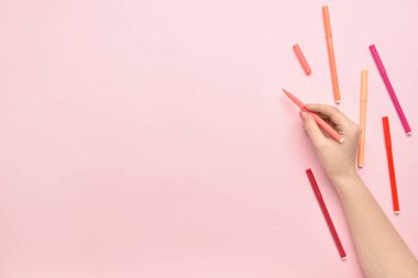 Renkli arka planda renkli işaretlere sahip kadın el