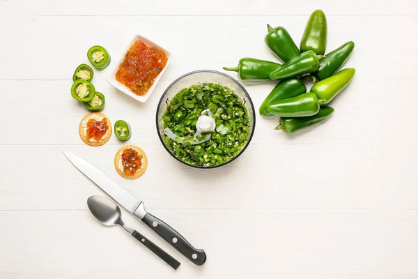 Frullatore Ingredienti Deliziosa Marmellata Peperoni Jalapeno Tavolo Legno Bianco — Foto Stock