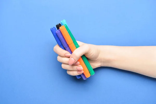 Weibliche Hand Mit Bunten Filzstiften Auf Farbigem Hintergrund — Stockfoto