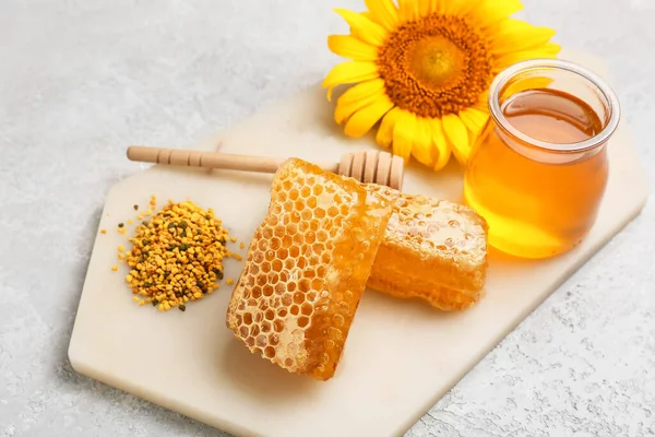 Süßer Honig Und Bienenpollen Auf Grunge Hintergrund — Stockfoto