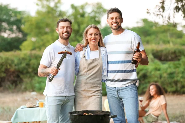 Jóvenes Fiesta Barbacoa Día Verano — Foto de Stock