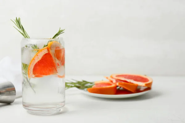 Glass Cold Gin Tonic Grapefruit Slices Light Background — Stock Photo, Image