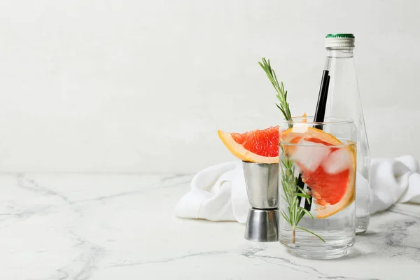 Glass Cold Gin Tonic Grapefruit Slices Light Background — Stock Photo, Image