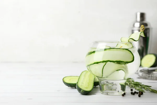 Glass Cold Gin Tonic Cucumber Slices Light Wooden Background — Stock Photo, Image