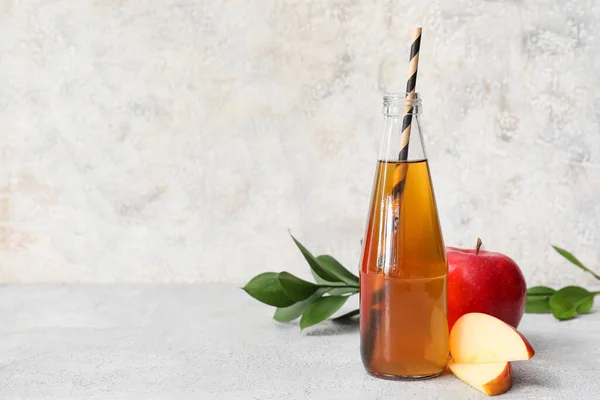 Botella Zumo Manzana Frutas Frescas Sobre Fondo Claro — Foto de Stock