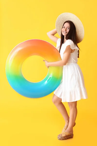 Junge Frau Mit Aufblasbarem Ring Auf Farbigem Hintergrund — Stockfoto