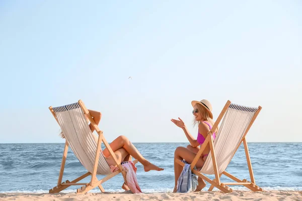 아름다운 여성들 해변에서 일광욕을 즐기는 — 스톡 사진