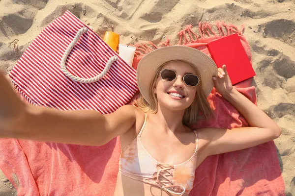 Beautiful Young Woman Taking Selfie Sea Beach — Stock Photo, Image