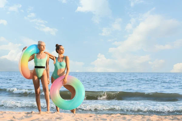 Schöne Junge Frauen Mit Aufblasbaren Ringen Meeresstrand — Stockfoto