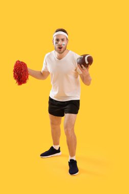 Renkli rugby topu olan erkek amigo kız.