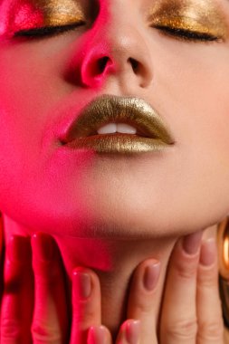 Altın makyajlı güzel bir kadın, yakın plan.