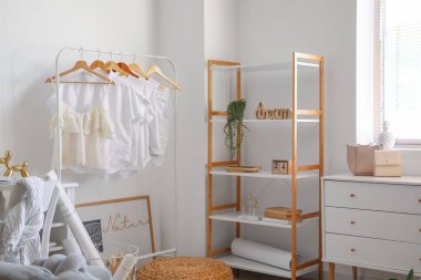 Odanın içinde şık kıyafetler var.