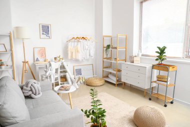 Modern iş yeri ve kıyafetleri olan şık bir oda.