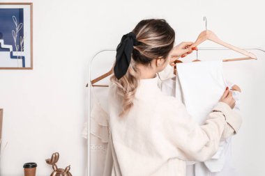 Stüdyoda kadın kıyafetleri var.