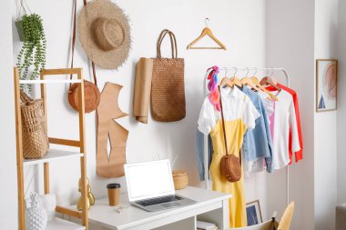 Modern iş yeri ve kıyafetleri olan şık bir oda.