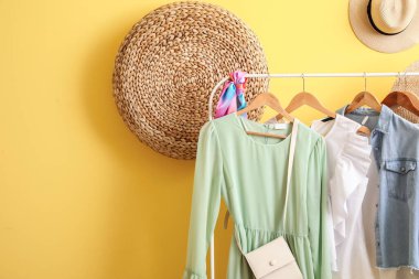 Renkli duvarın yanında şık elbiselerle dizilin.