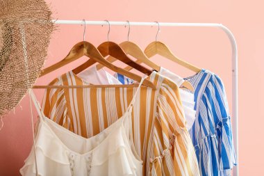 Renkli duvarın yanında şık elbiselerle dizilin.