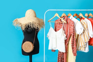 Renkli arka planda şık kıyafetler ve aksesuarlarla dizin