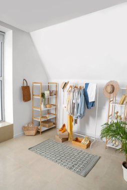 Odanın içinde şık kıyafetler var.