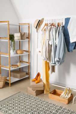 Odanın içinde şık kıyafetler var.