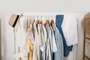 Işık duvarının yanında şık giysilerle dizilin.