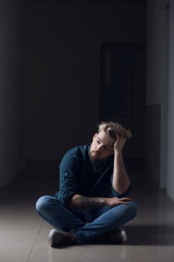 Depresyondaki genç adam karanlık odada
