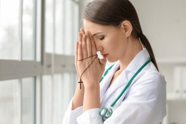 Klinikte dua eden kadın doktor
