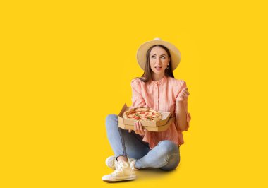 Renkli arkaplanda lezzetli pizzası olan güzel bir kadın.