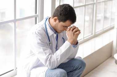 Din doktoru klinikte dua ediyor