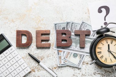 Grunge arkaplanında hesap makinesi, para ve alarm saati ile Kelime DEBT