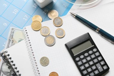 Takvimde bozuk para ve kırtasiye malzemesi olan hesap makinesi