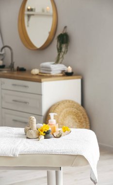 Kuafördeki kanepede güzel bir spa kompozisyonu olan tepsi.