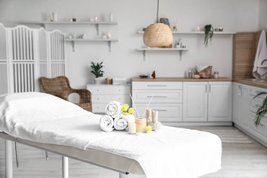 Salondaki kanepede güzel bir spa kompozisyonu.